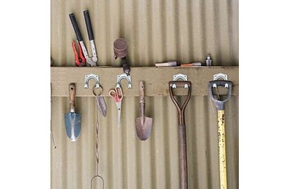 Fém akasztók kertészeti és műhely szerszámokhoz – 20 db