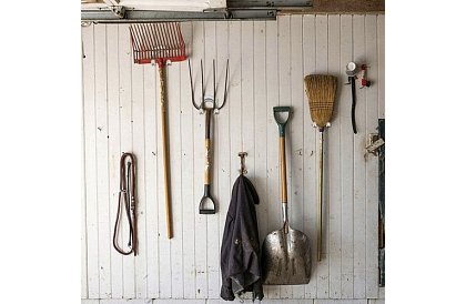 Fém akasztók kertészeti és műhely szerszámokhoz – 20 db