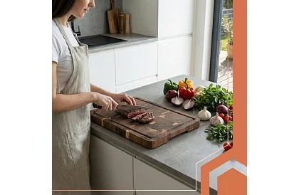 Akác fa vágódeszka – 43 × 33 × 3 cm