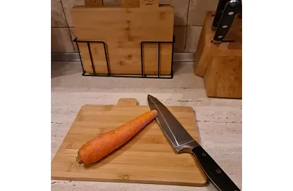 Készült bambusz vágódeszkák – 4 db-os készlet állványban