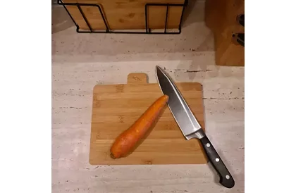 Készült bambusz vágódeszkák – 4 db-os készlet állványban