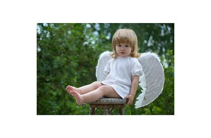 Angyali jelmez szárnyakkal