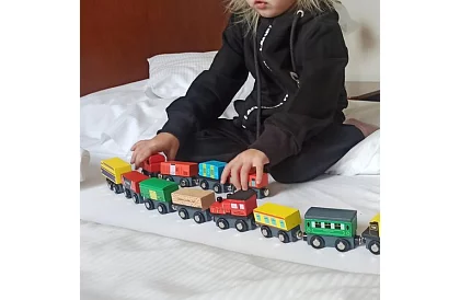 Fából készült vonat polccal a tároláshoz - 13 darab a készletben