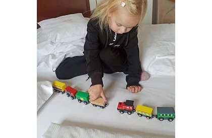 Fából készült vonat polccal a tároláshoz - 13 darab a készletben