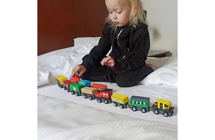 Fából készült vonat polccal a tároláshoz - 13 darab a készletben