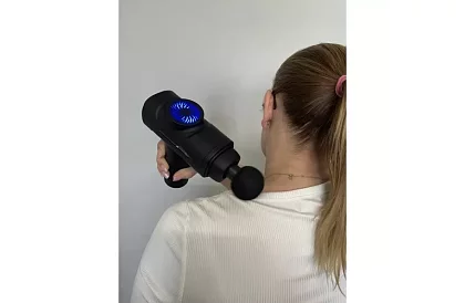 Masszázspisztoly az izmok ellazításához + 8 kiegészítő