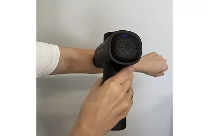 Masszázspisztoly az izmok ellazításához + 8 kiegészítő