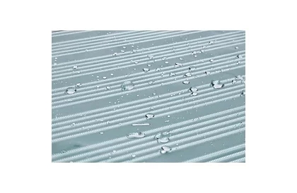 Átlátszó védőburkolat az utazótáskához