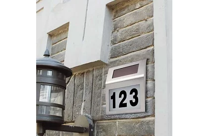 LED napelemes házszám