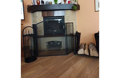 Tűzifa tartó a kandallóhoz